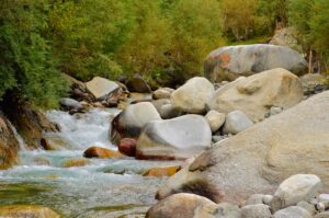 a river running through rocks and trees