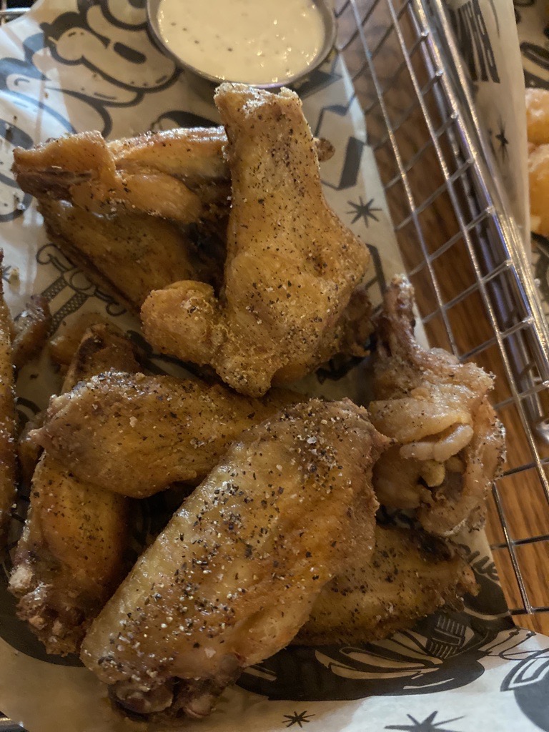 A basket of fried chicken wings