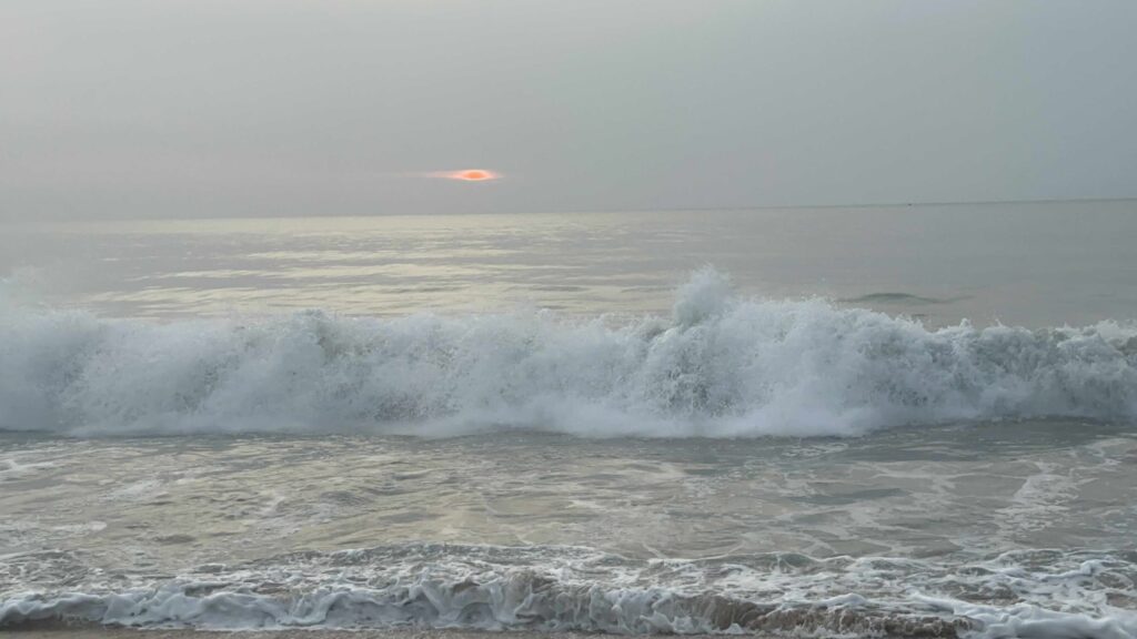 Waves crashing in Arugam Bay